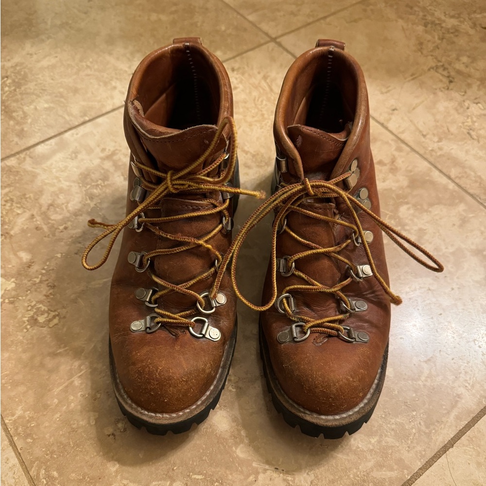 Women’s Danner Hiking Boots size 8 was listed but fits like a size 7